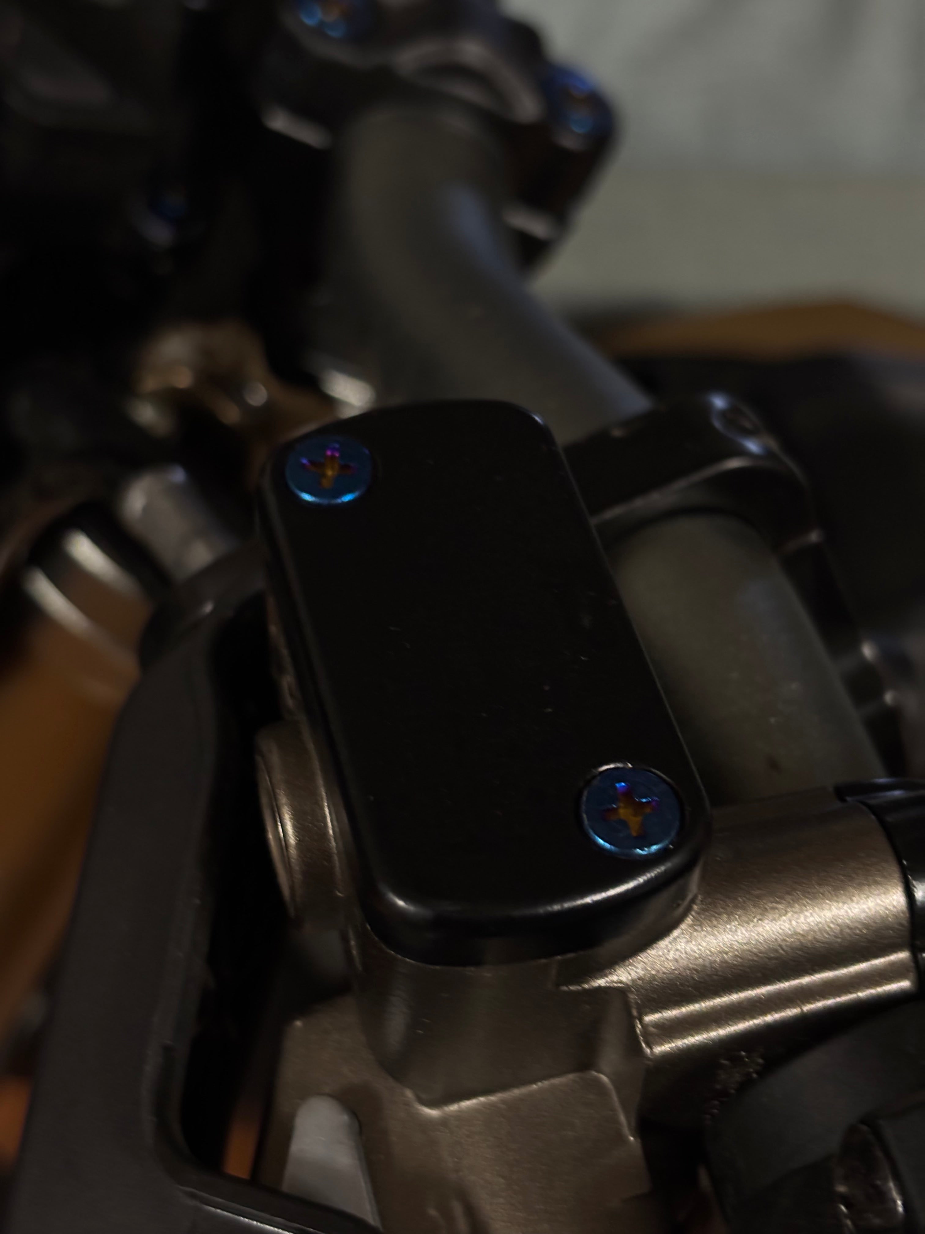 Ultra Bee Reservoir Cap Titanium